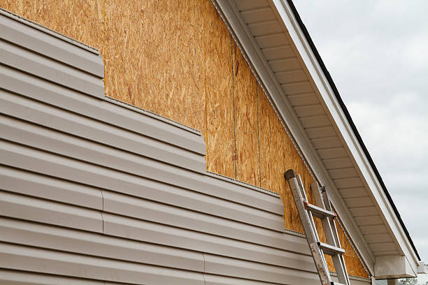Professional Siding technician working in Ft Mitchell, KY